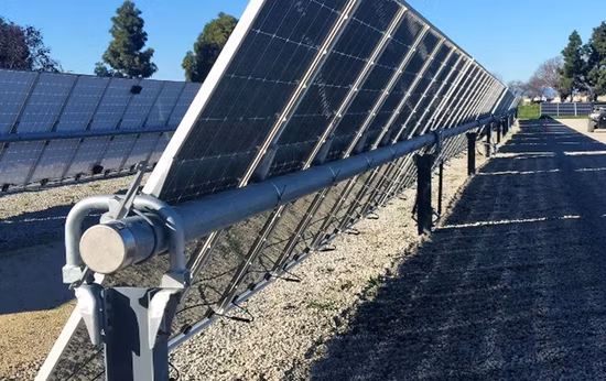 Sistema de rastreamento solar inteligente de eixo único Rastreador solar de um eixo Sistemas de rastreamento de painéis solares montados no solo